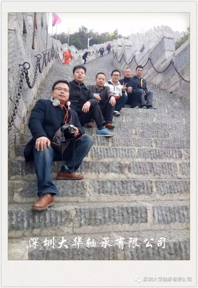 古城墻，坐在最前邊的是號稱體重130的時尚達人—九哥